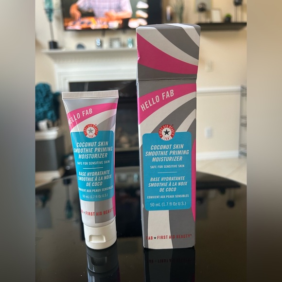 FIRST AID BEAUTY Hello FAB Coconut Skin Smoothie Priming Moisturizer - Picture 2 of 5
